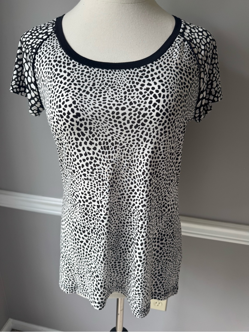 Banana Republic Black & White Leopard Scoop Neck Tee
